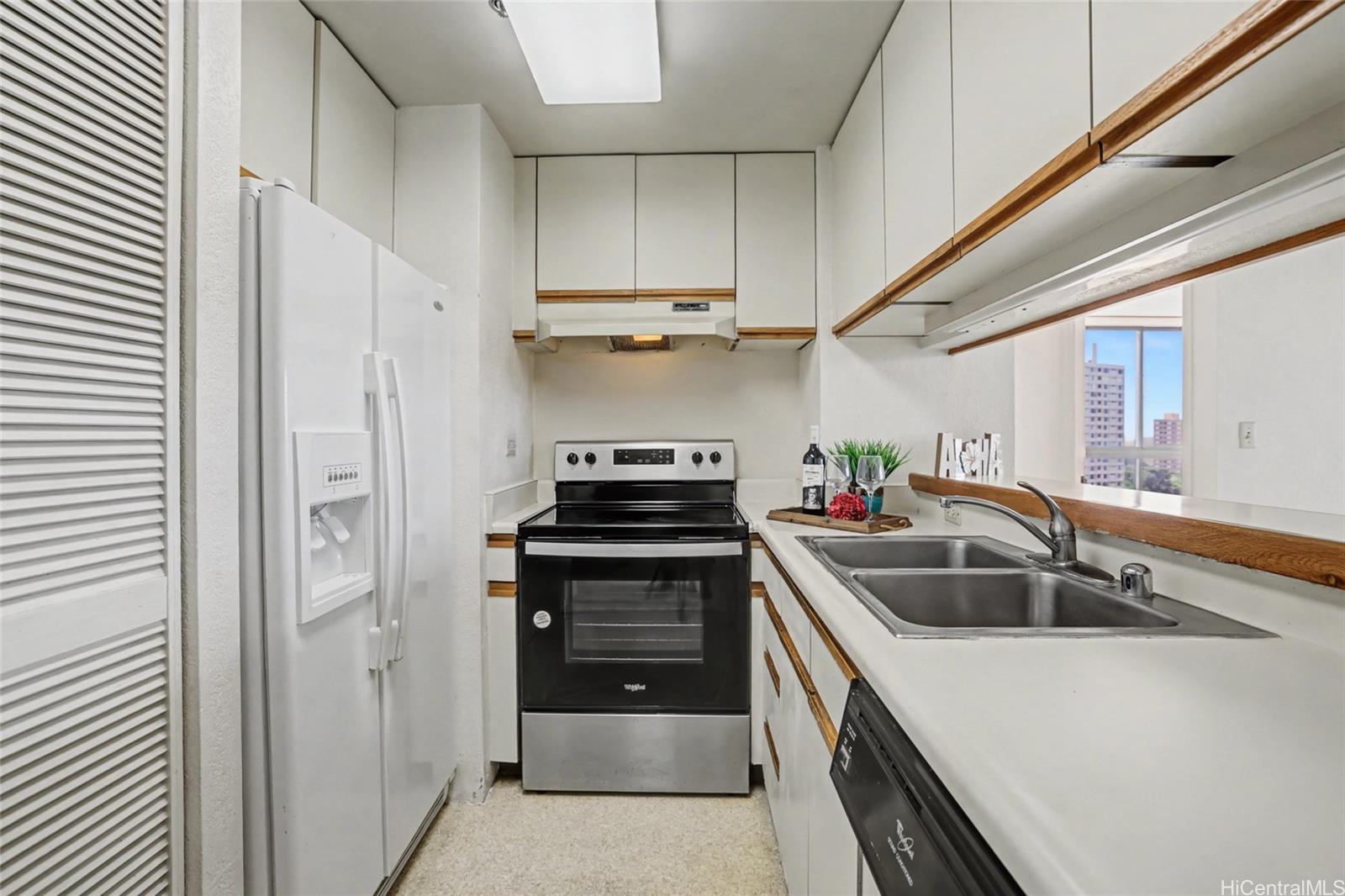 Plaza Landmark condo # 1202, Honolulu, Hawaii - photo 7 of 25