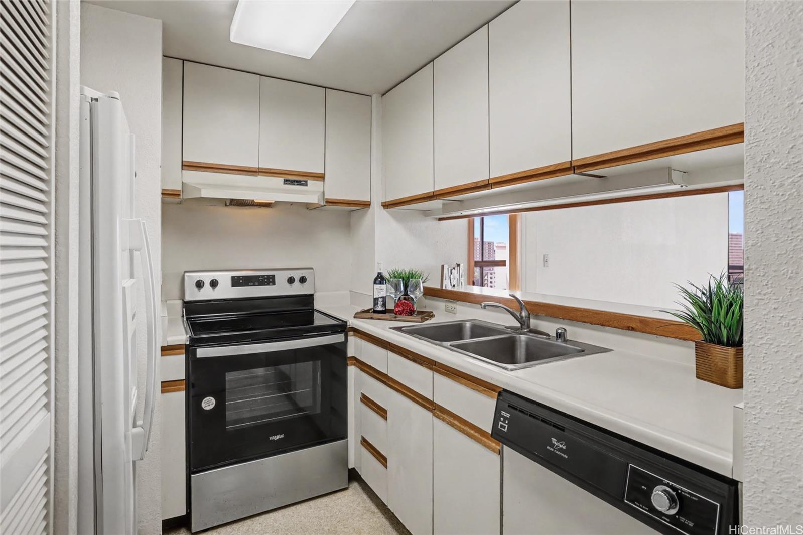 Plaza Landmark condo # 1202, Honolulu, Hawaii - photo 8 of 25