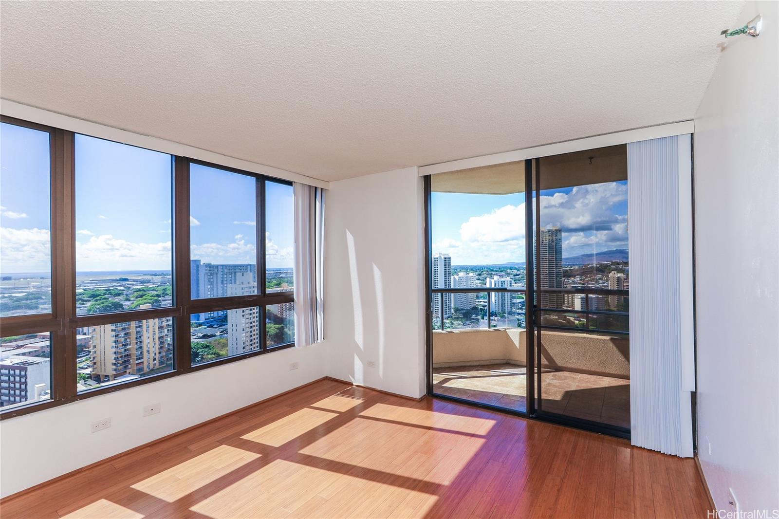 Plaza Landmark condo # 2502, Honolulu, Hawaii - photo 10 of 25