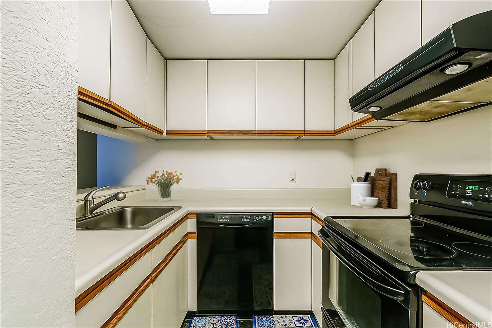 Plaza Landmark condo # 703, Honolulu, Hawaii - photo 4 of 19