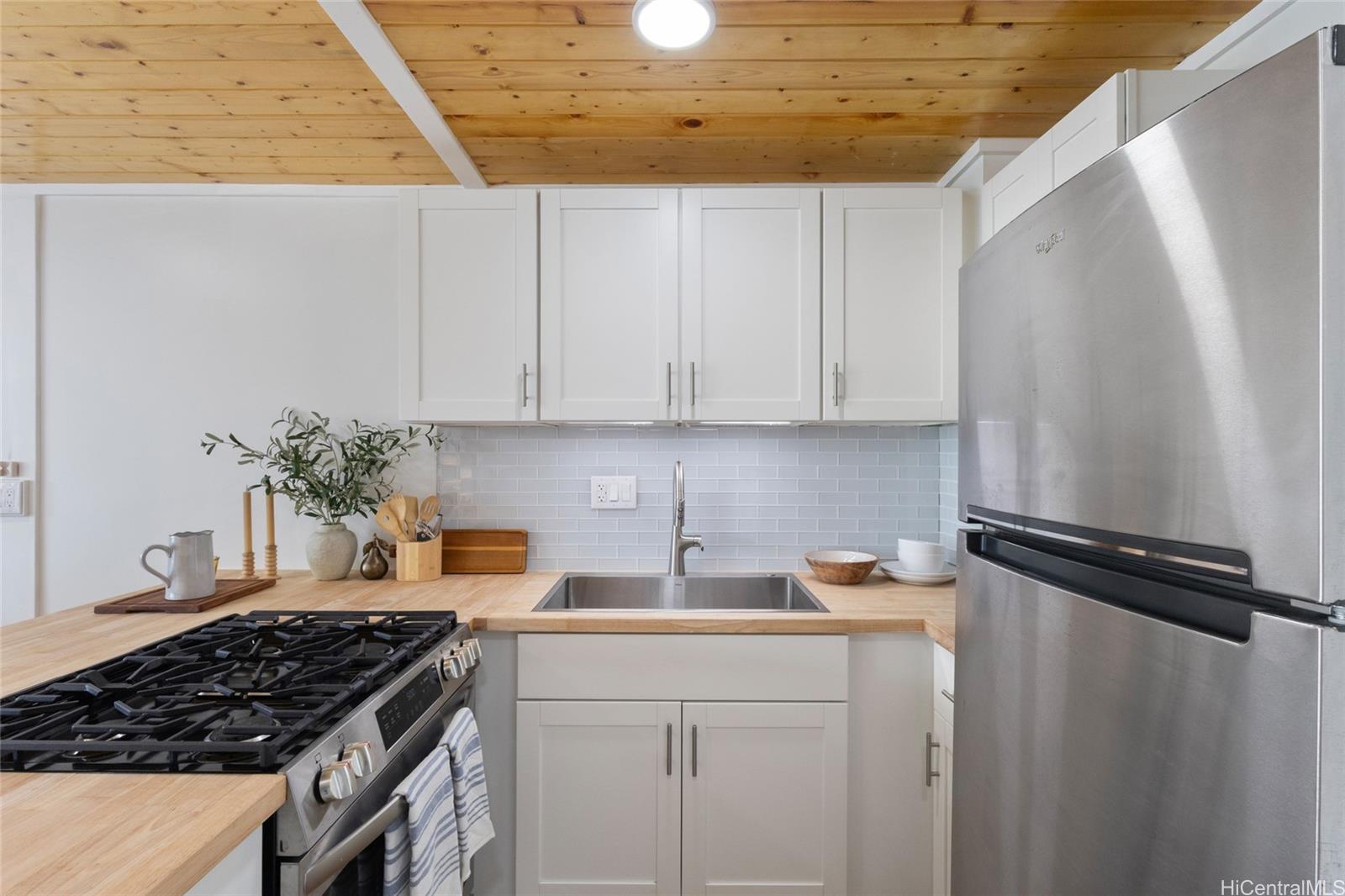 Hanohano Hale condo # 303, Hauula, Hawaii - photo 6 of 12