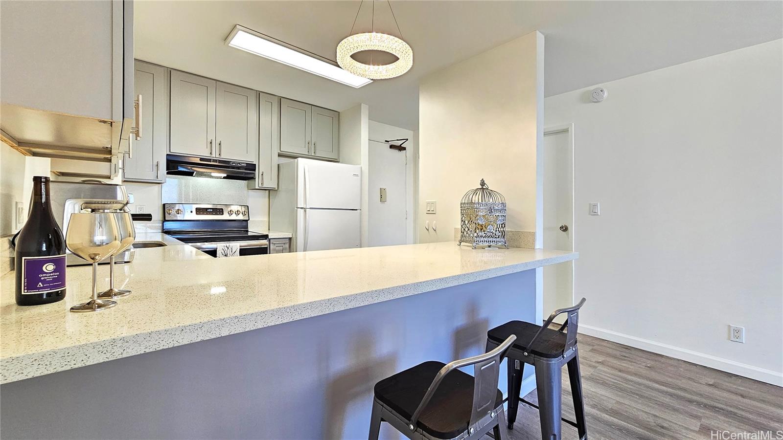 Kukui Plaza condo # D1703, Honolulu, Hawaii - photo 4 of 20