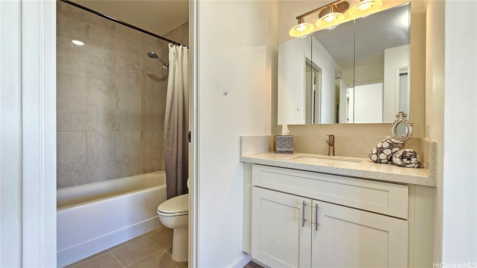 Kukui Plaza condo # D1703, Honolulu, Hawaii - photo 10 of 20