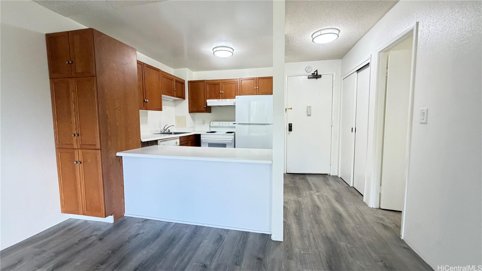 Kukui Plaza condo # D208, Honolulu, Hawaii - photo 4 of 11