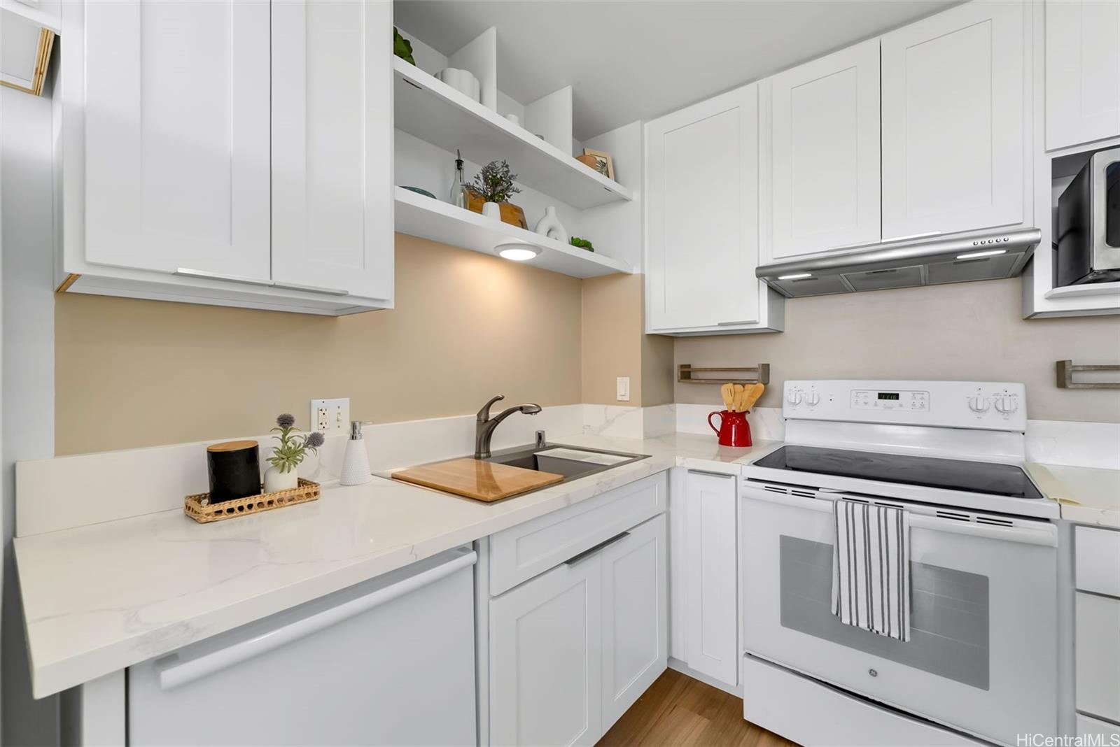 Kukui Plaza condo # D2412, Honolulu, Hawaii - photo 5 of 21