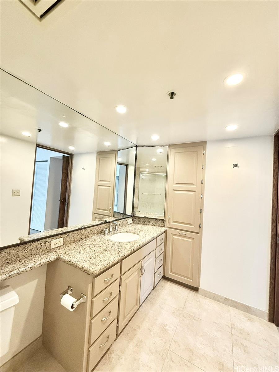 555 Hahaione St Honolulu - Rental - photo 15 of 25