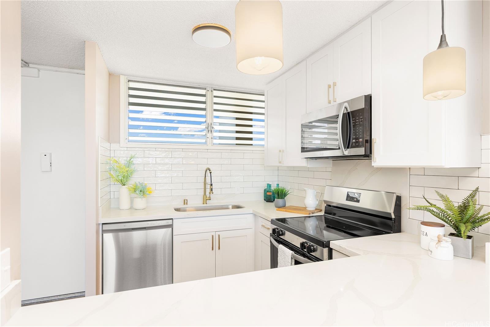 Ala Wai Plaza Skyrise condo # 1904, Honolulu, Hawaii - photo 6 of 25