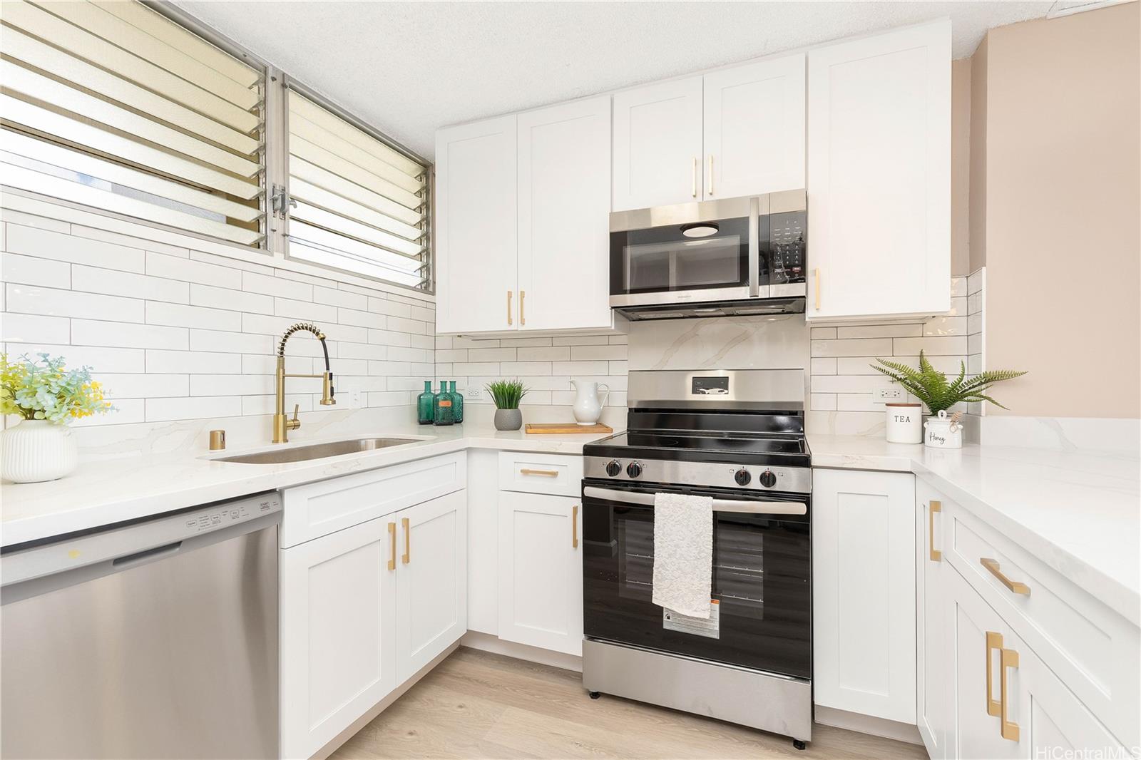 Ala Wai Plaza Skyrise condo # 1904, Honolulu, Hawaii - photo 7 of 25