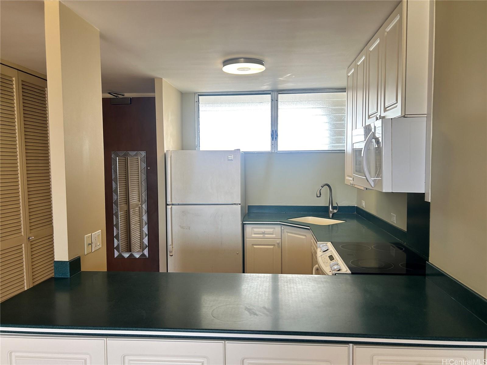 555 University Ave Honolulu - Rental - photo 5 of 13
