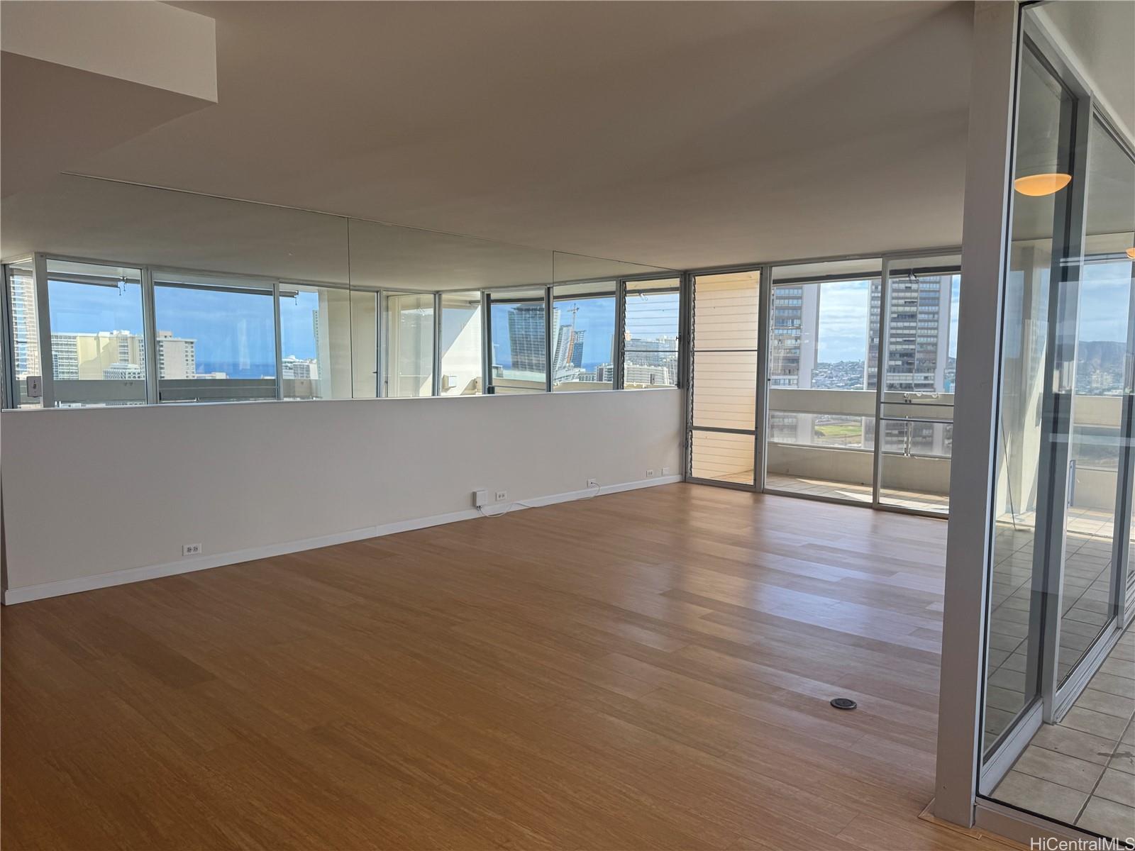555 University Ave Honolulu - Rental - photo 2 of 22
