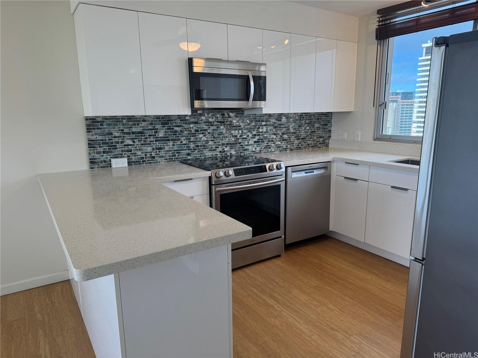 555 University Ave Honolulu - Rental - photo 5 of 22