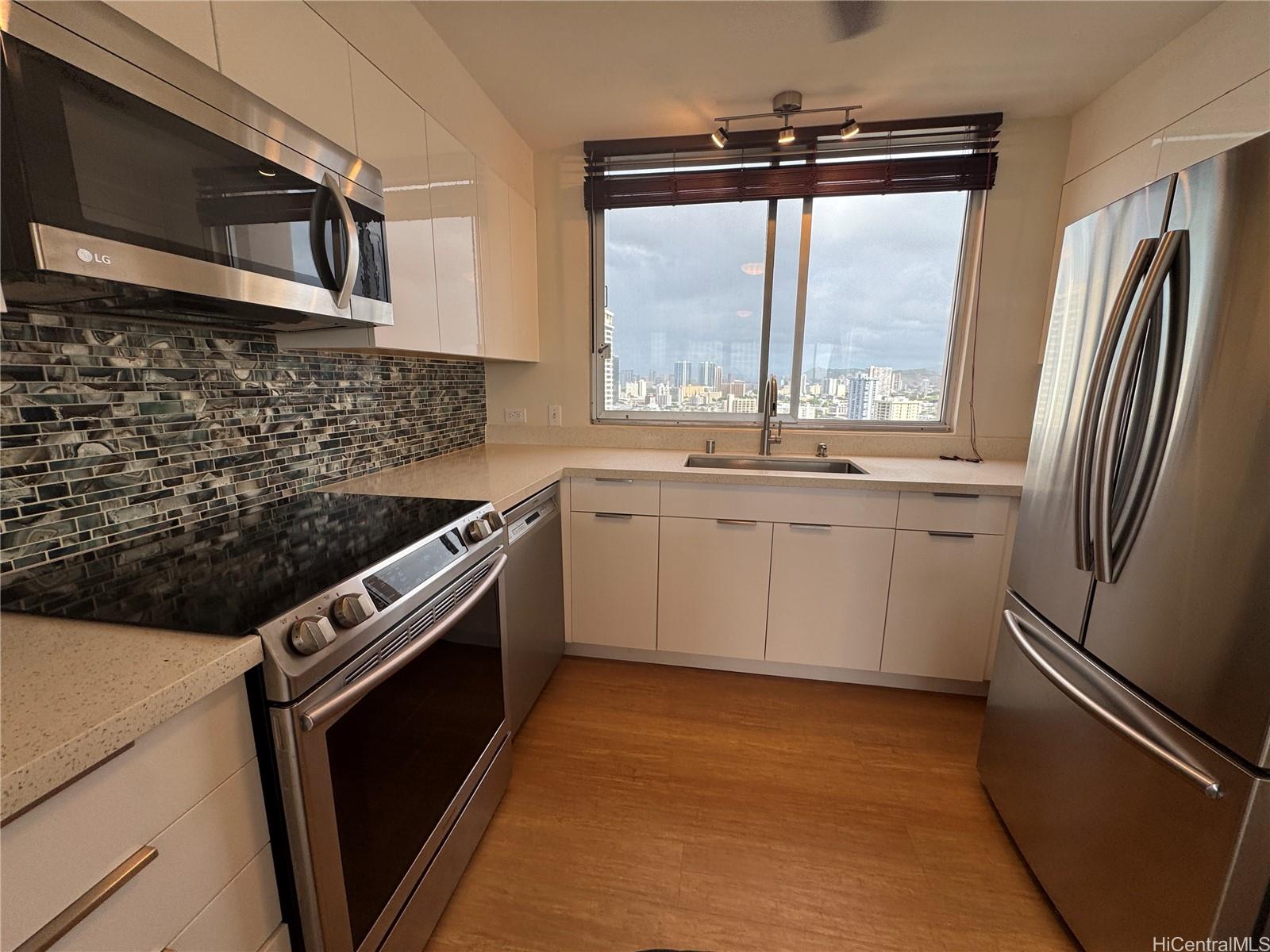 555 University Ave Honolulu - Rental - photo 6 of 22