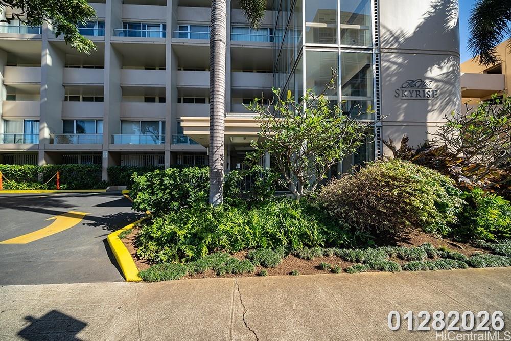 555 University Ave Honolulu - Rental - photo 2 of 18