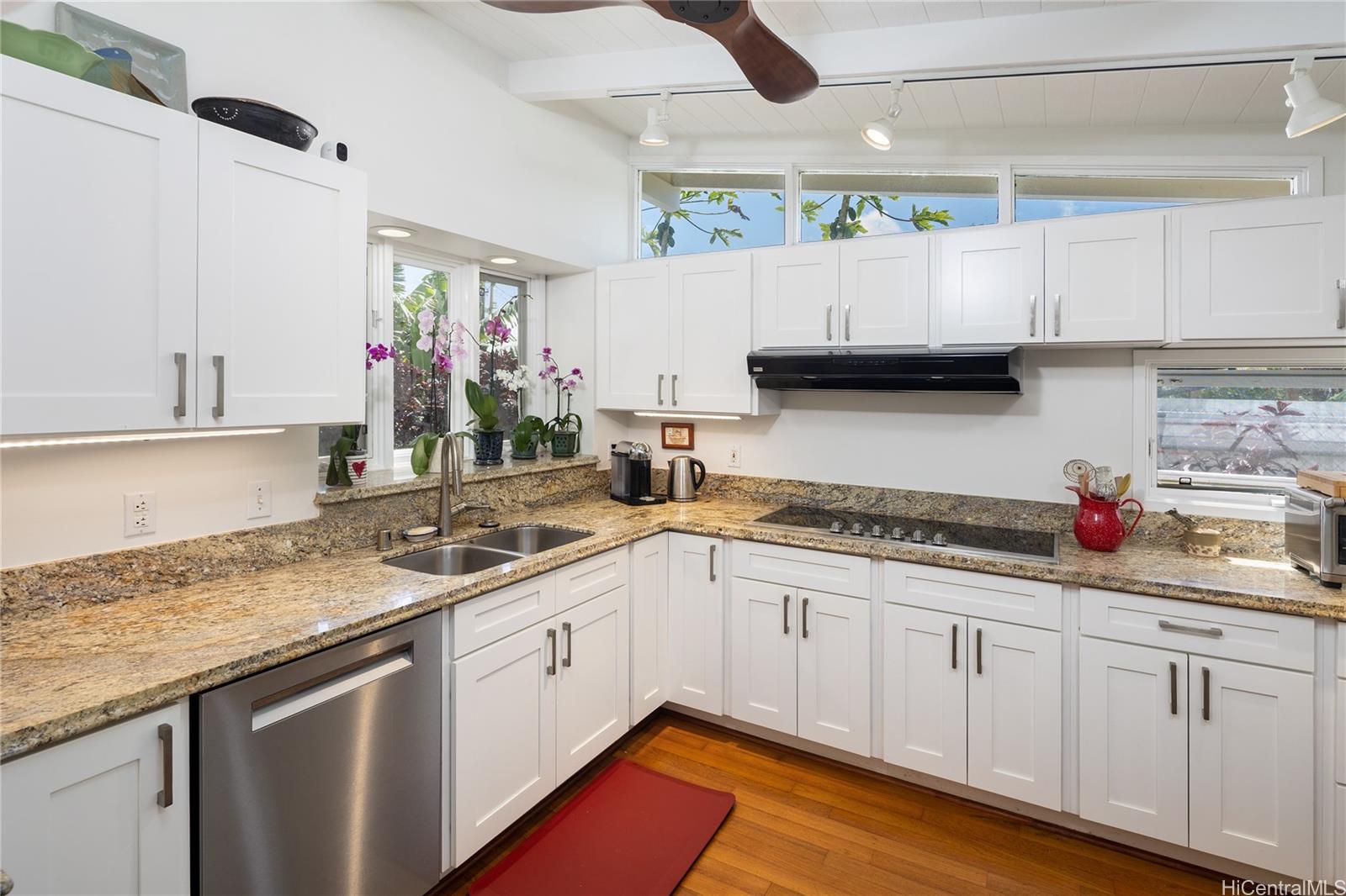 5645  Kawaikui Street Niu Valley, Diamond Head home - photo 15 of 19