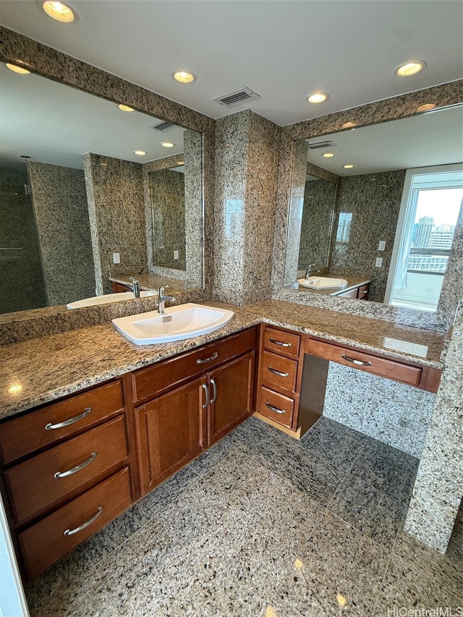 Royal Iolani condo # 2506, Honolulu, Hawaii - photo 11 of 25