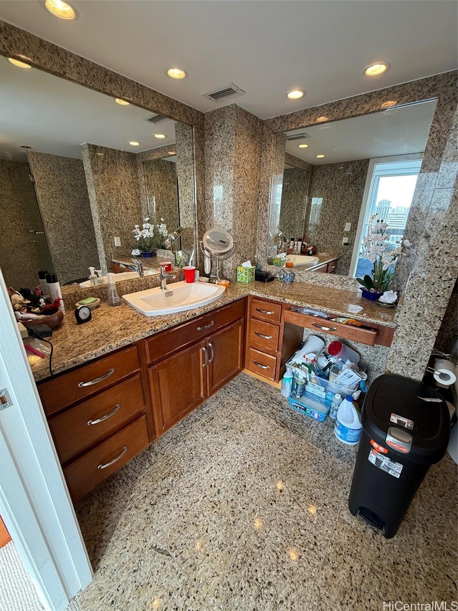 Royal Iolani condo # 2506, Honolulu, Hawaii - photo 4 of 22