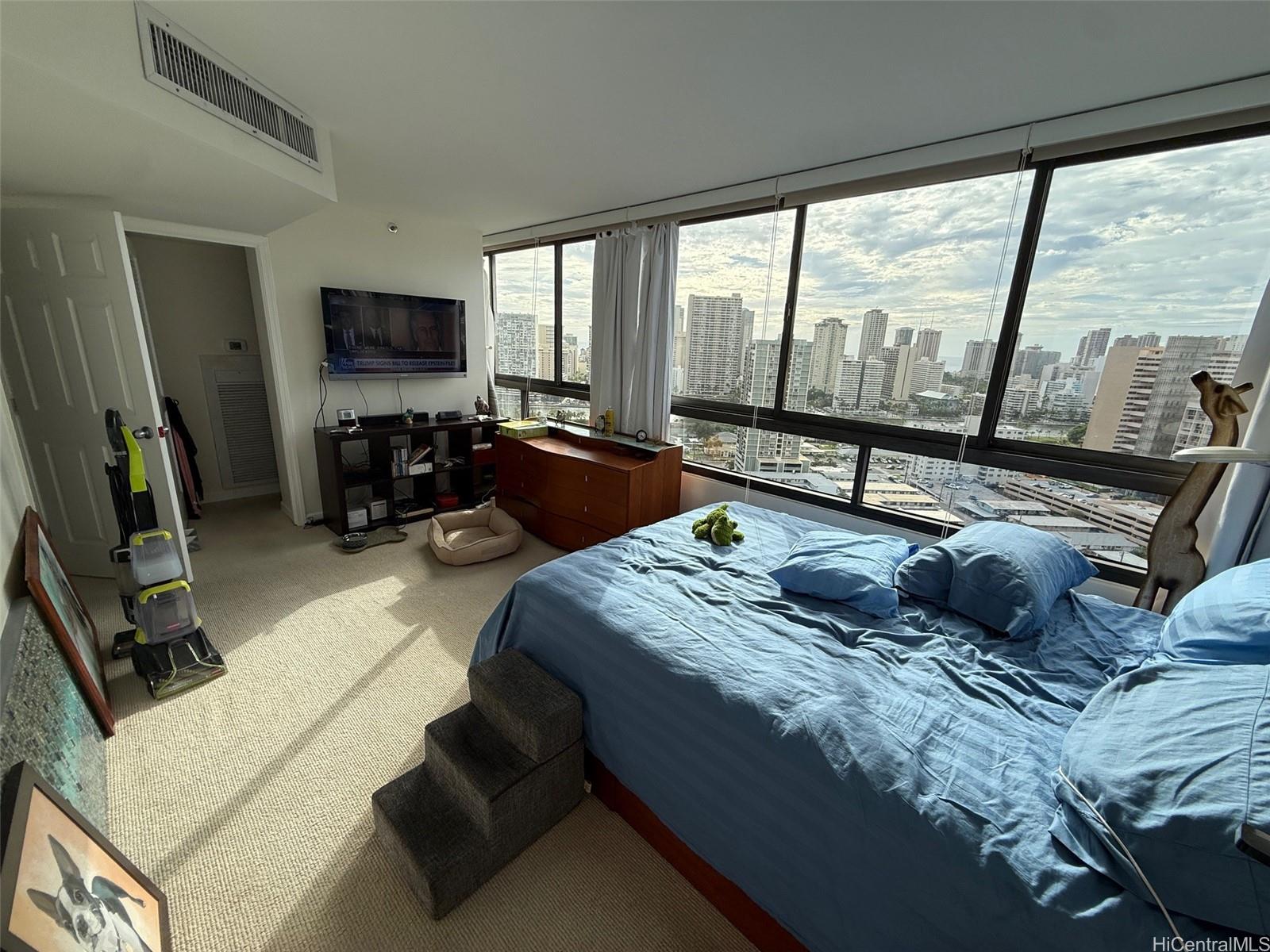 Royal Iolani condo # 2506, Honolulu, Hawaii - photo 6 of 22