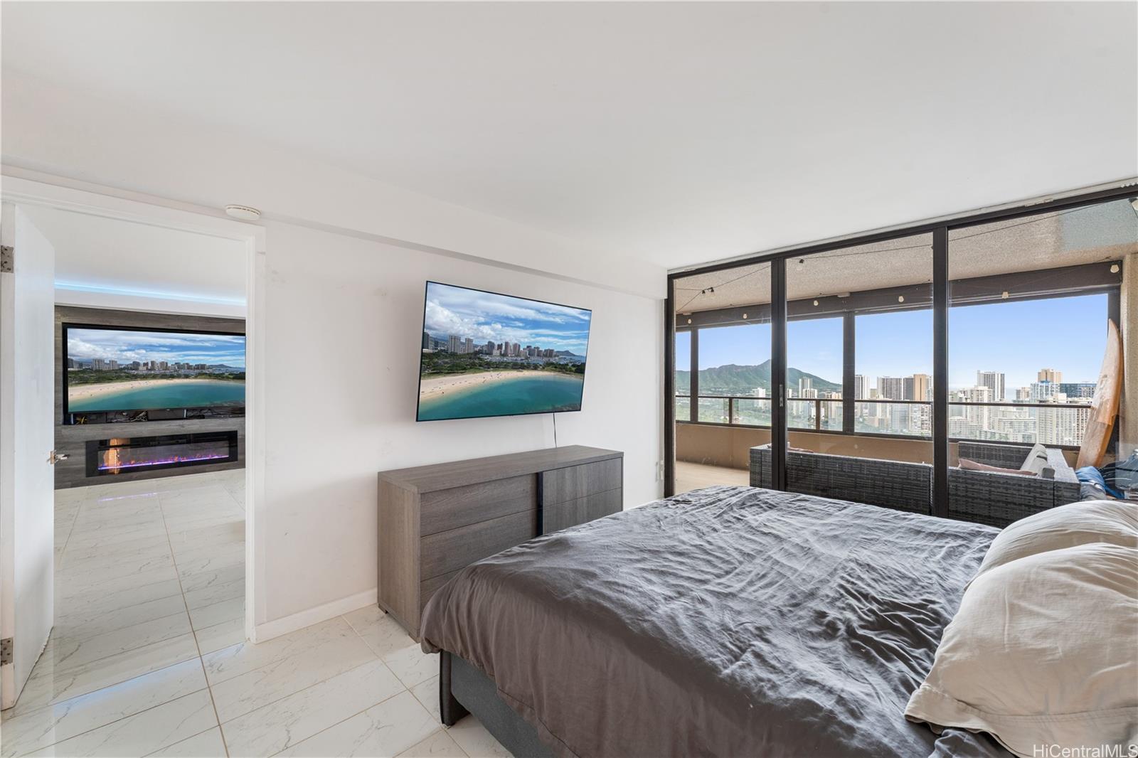 Royal Iolani condo # 3704, Honolulu, Hawaii - photo 11 of 25