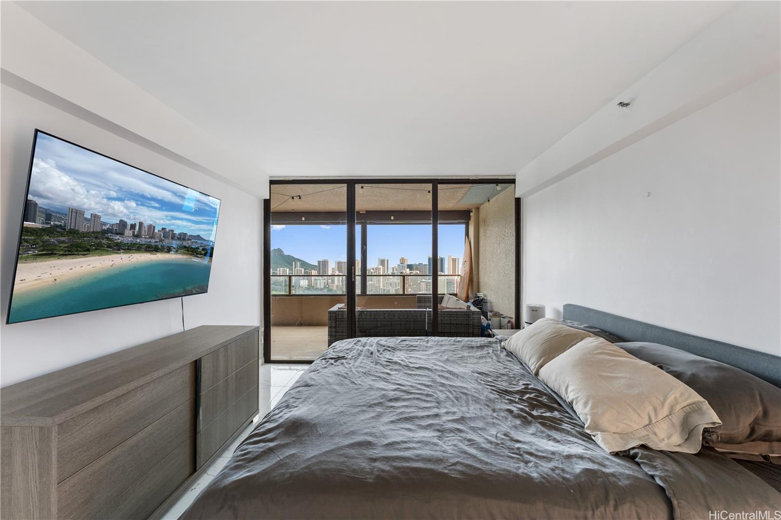 Royal Iolani condo # 3704, Honolulu, Hawaii - photo 12 of 25