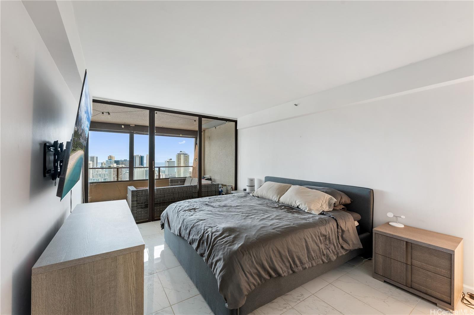 Royal Iolani condo # 3704, Honolulu, Hawaii - photo 13 of 25