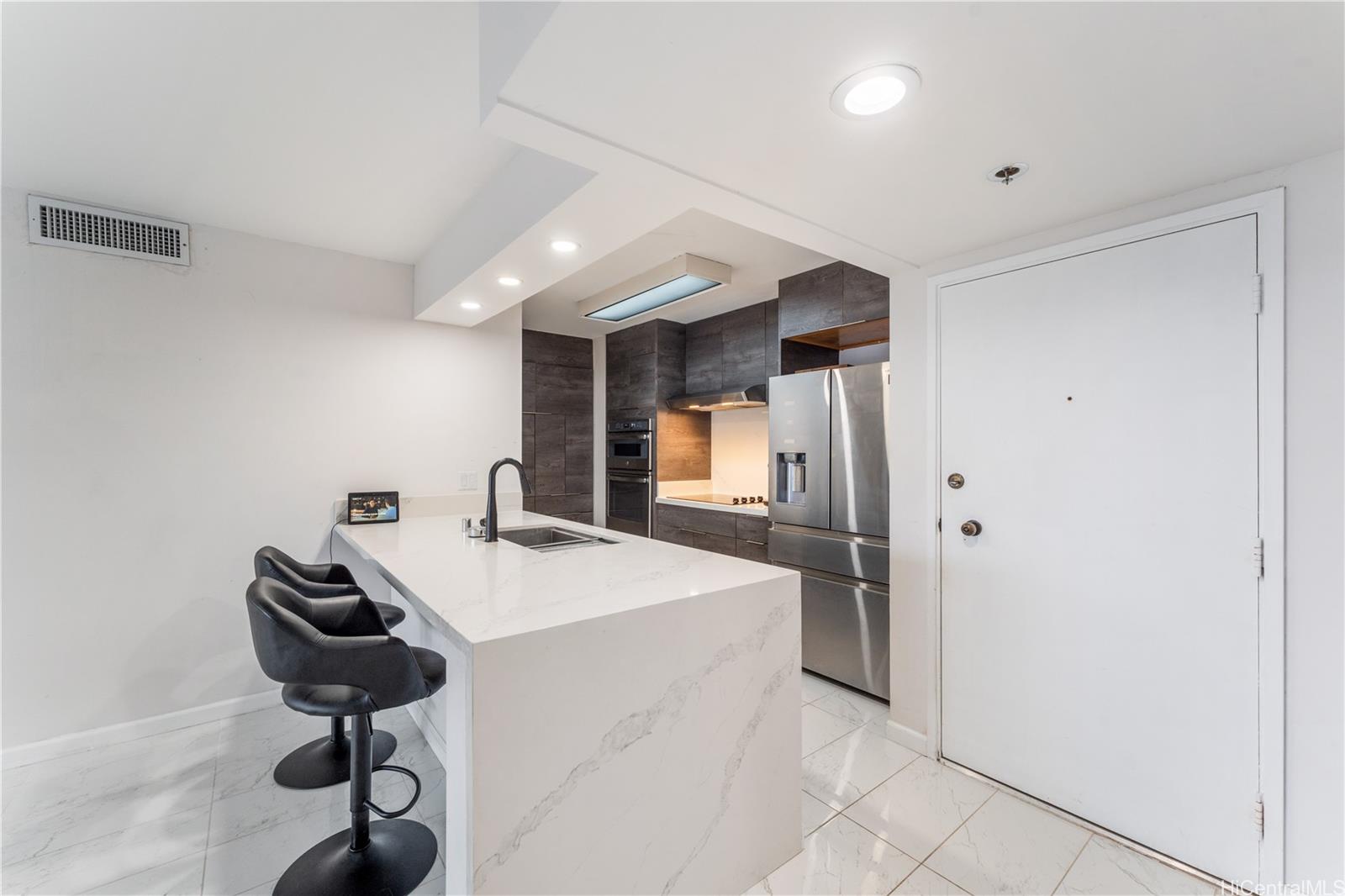 Royal Iolani condo # 3704, Honolulu, Hawaii - photo 5 of 25