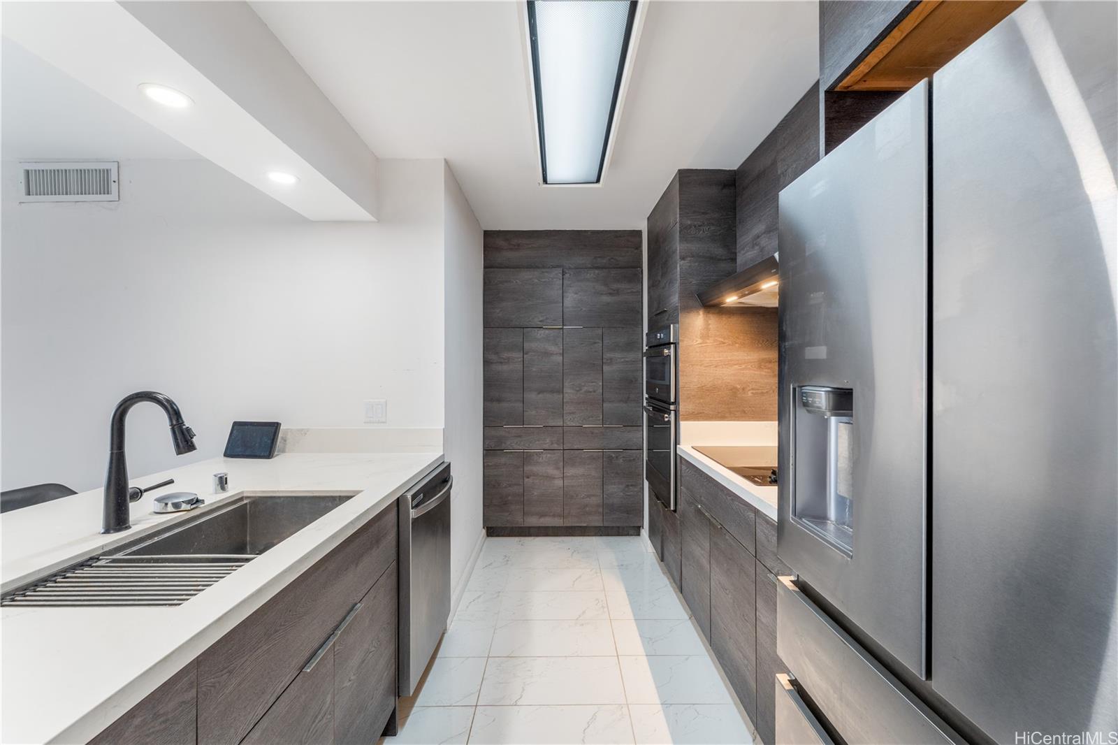 Royal Iolani condo # 3704, Honolulu, Hawaii - photo 7 of 25