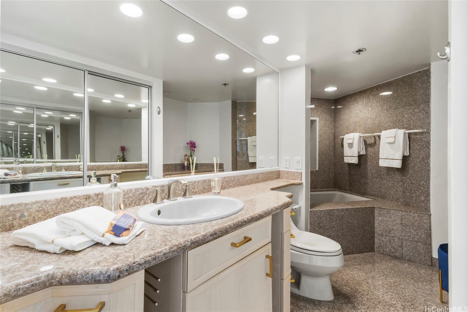 Royal Iolani condo # 3802, Honolulu, Hawaii - photo 8 of 25