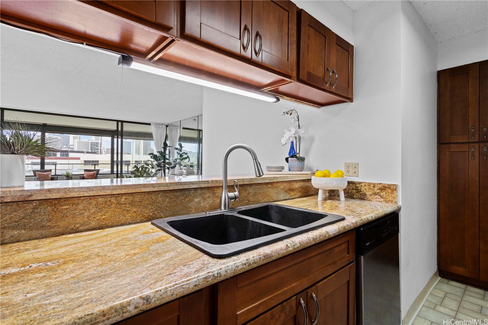 Royal Iolani condo # 504, Honolulu, Hawaii - photo 3 of 4