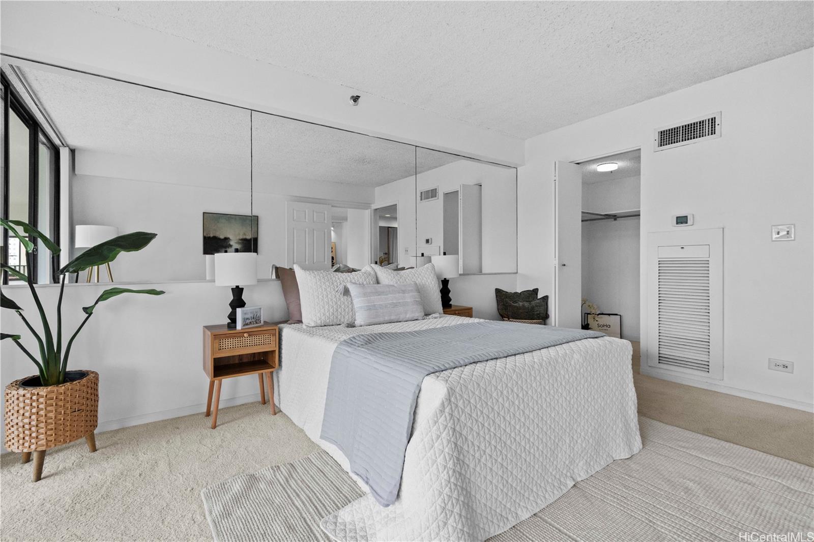 Royal Iolani condo # 504, Honolulu, Hawaii - photo 4 of 4