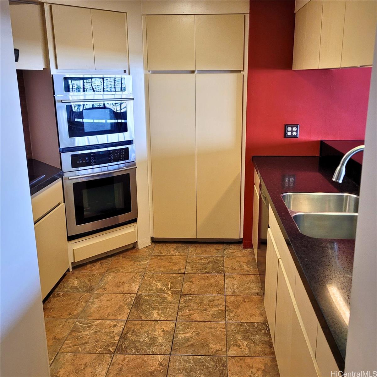 Royal Iolani condo # 908, Honolulu, Hawaii - photo 2 of 25