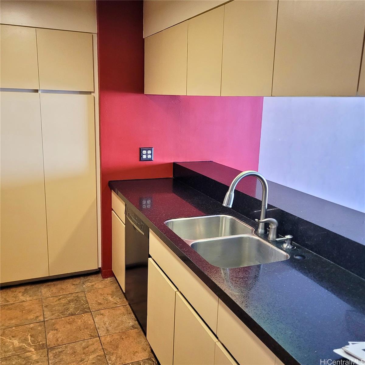 Royal Iolani condo # 908, Honolulu, Hawaii - photo 4 of 25