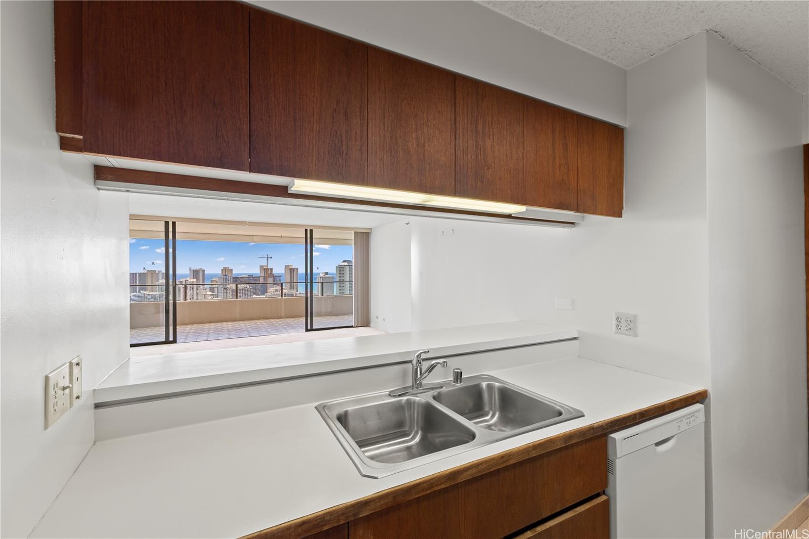 Royal Iolani condo # PH4, Honolulu, Hawaii - photo 8 of 25