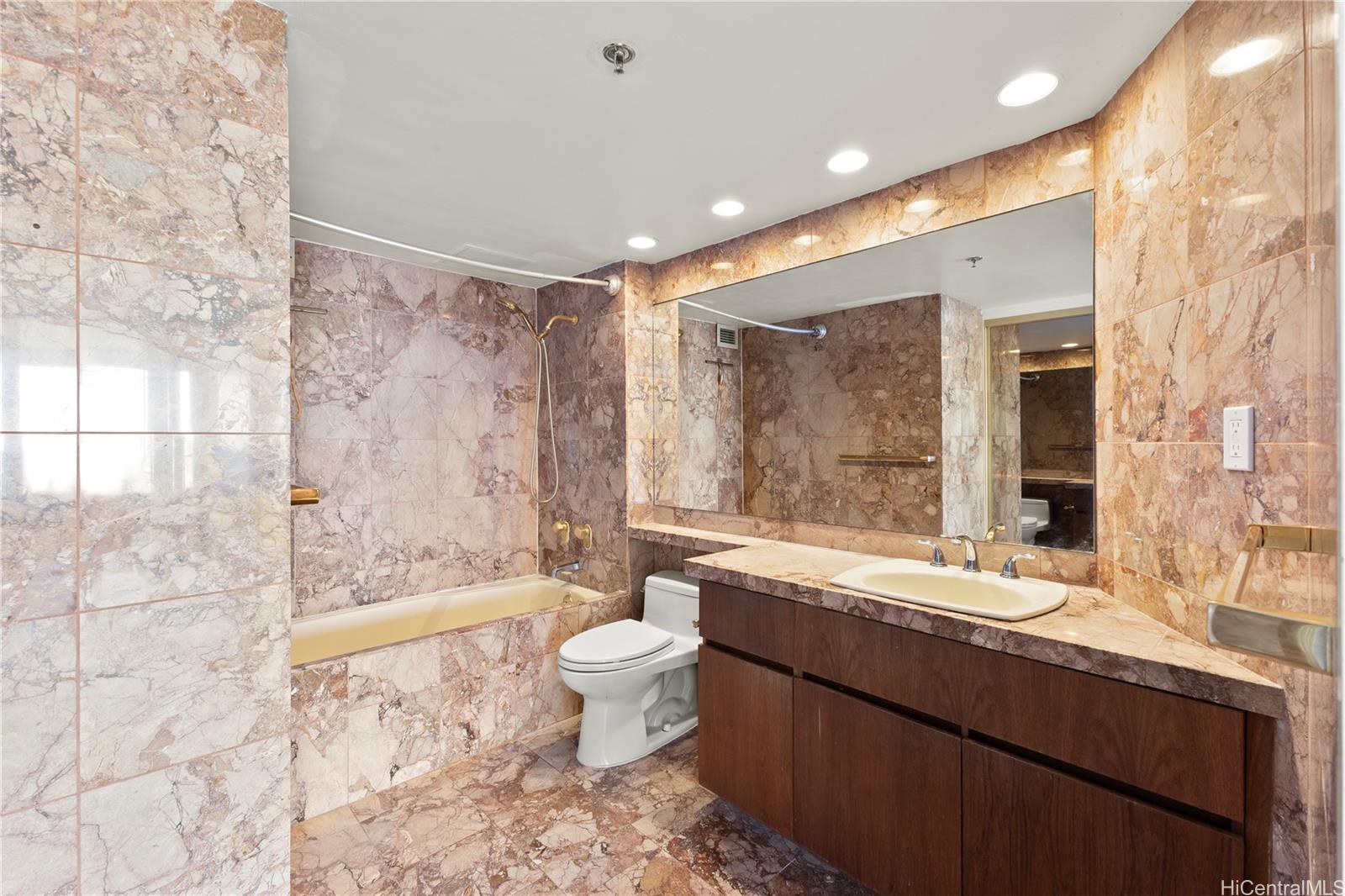 Royal Iolani condo # PH4, Honolulu, Hawaii - photo 16 of 22