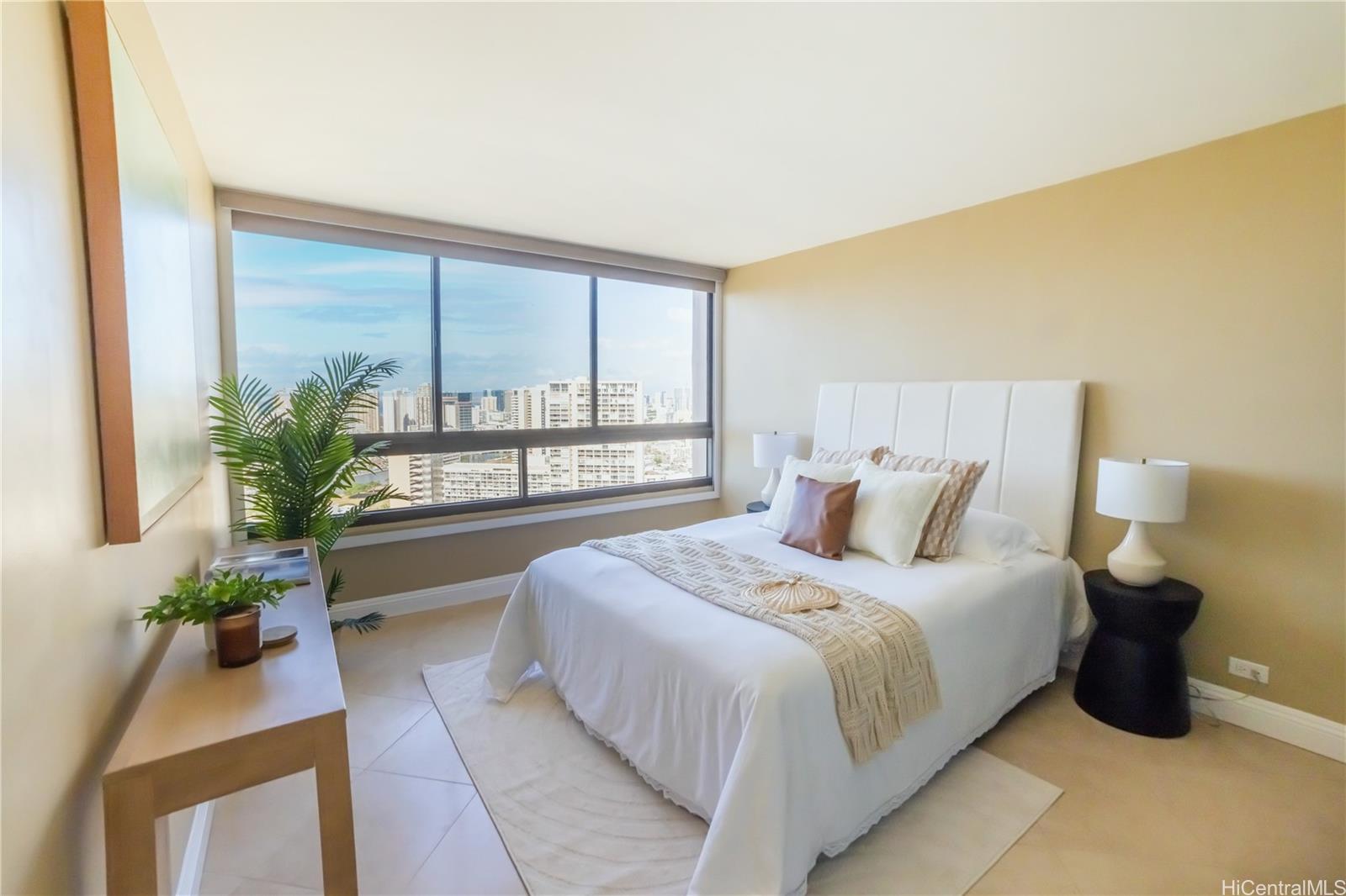 Royal Iolani condo # 3705, Honolulu, Hawaii - photo 13 of 24