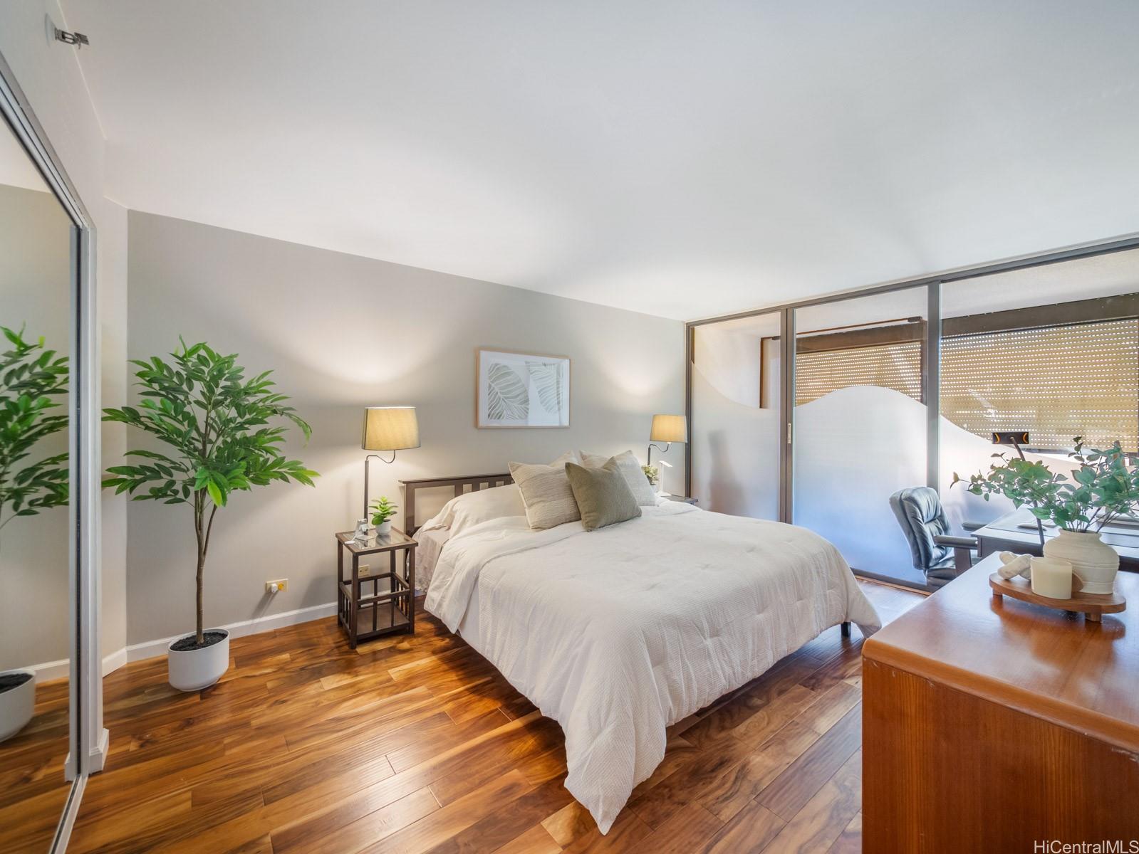 Royal Iolani condo # 501, Honolulu, Hawaii - photo 11 of 20