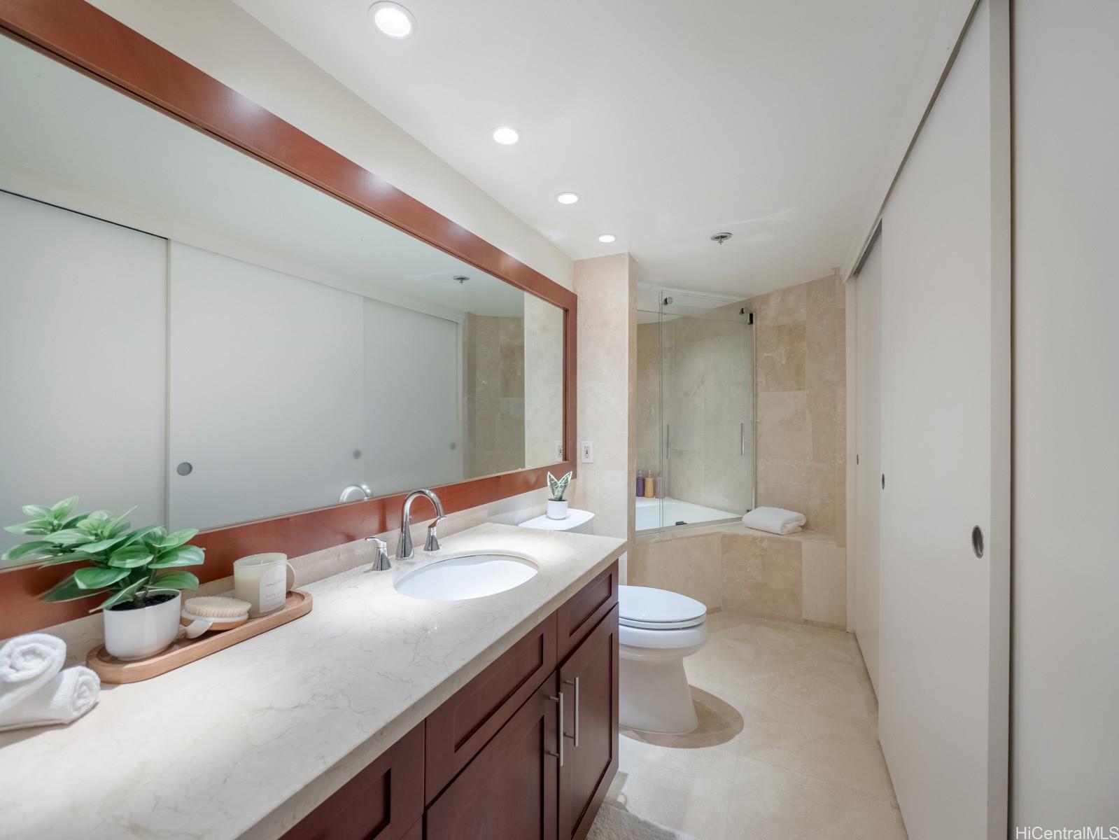 Royal Iolani condo # 501, Honolulu, Hawaii - photo 15 of 20
