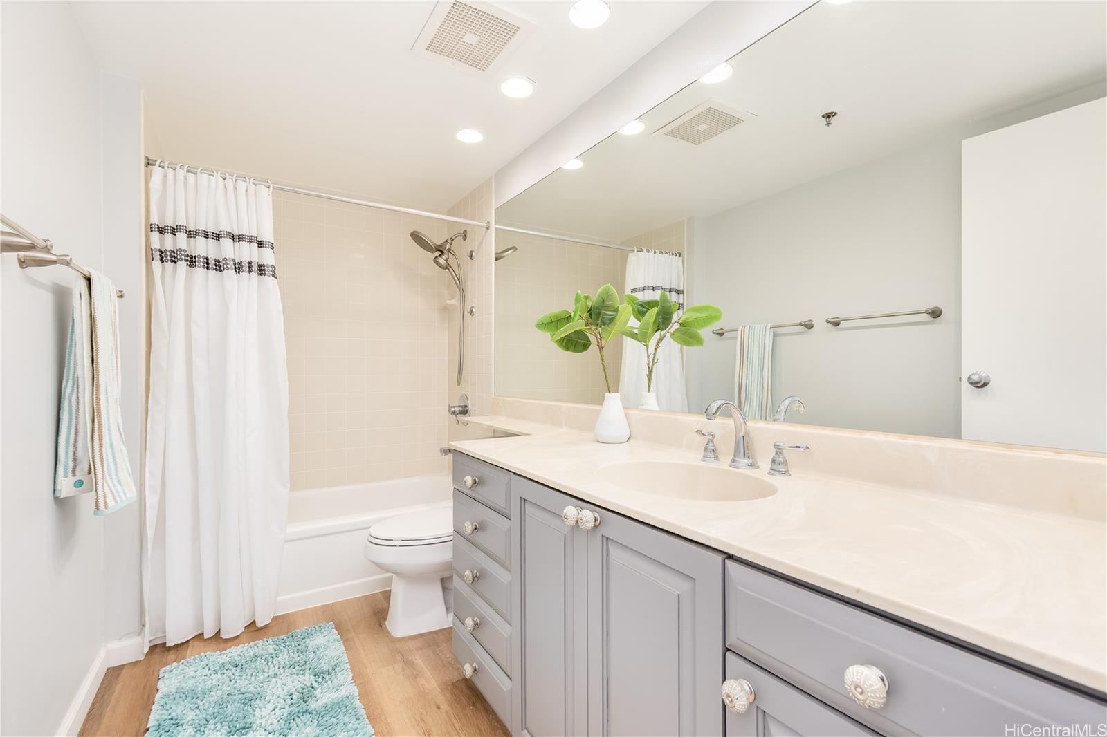 Royal Iolani condo # DH1907, Honolulu, Hawaii - photo 11 of 24