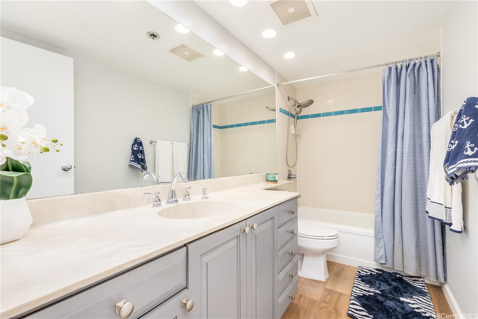 Royal Iolani condo # DH1907, Honolulu, Hawaii - photo 12 of 24