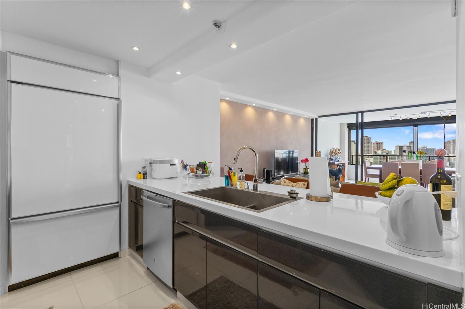 Royal Iolani condo # DH/2807, Honolulu, Hawaii - photo 11 of 25