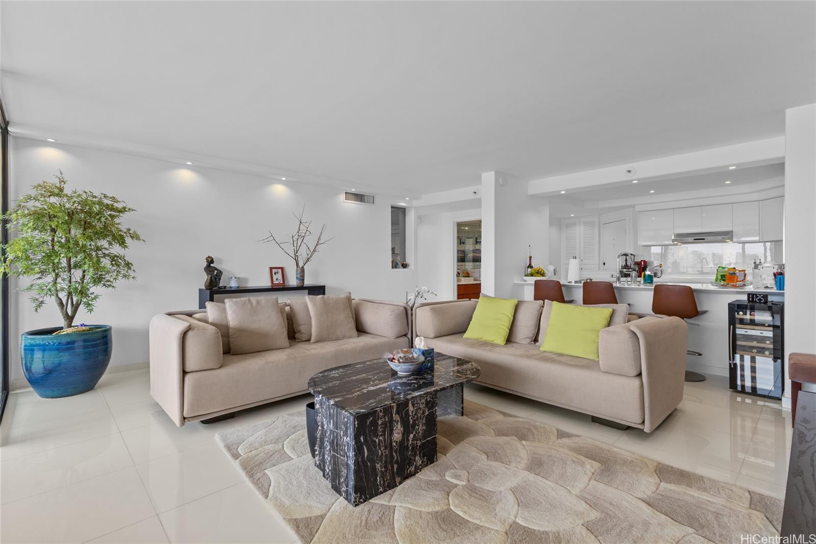 Royal Iolani condo # DH/2807, Honolulu, Hawaii - photo 12 of 25