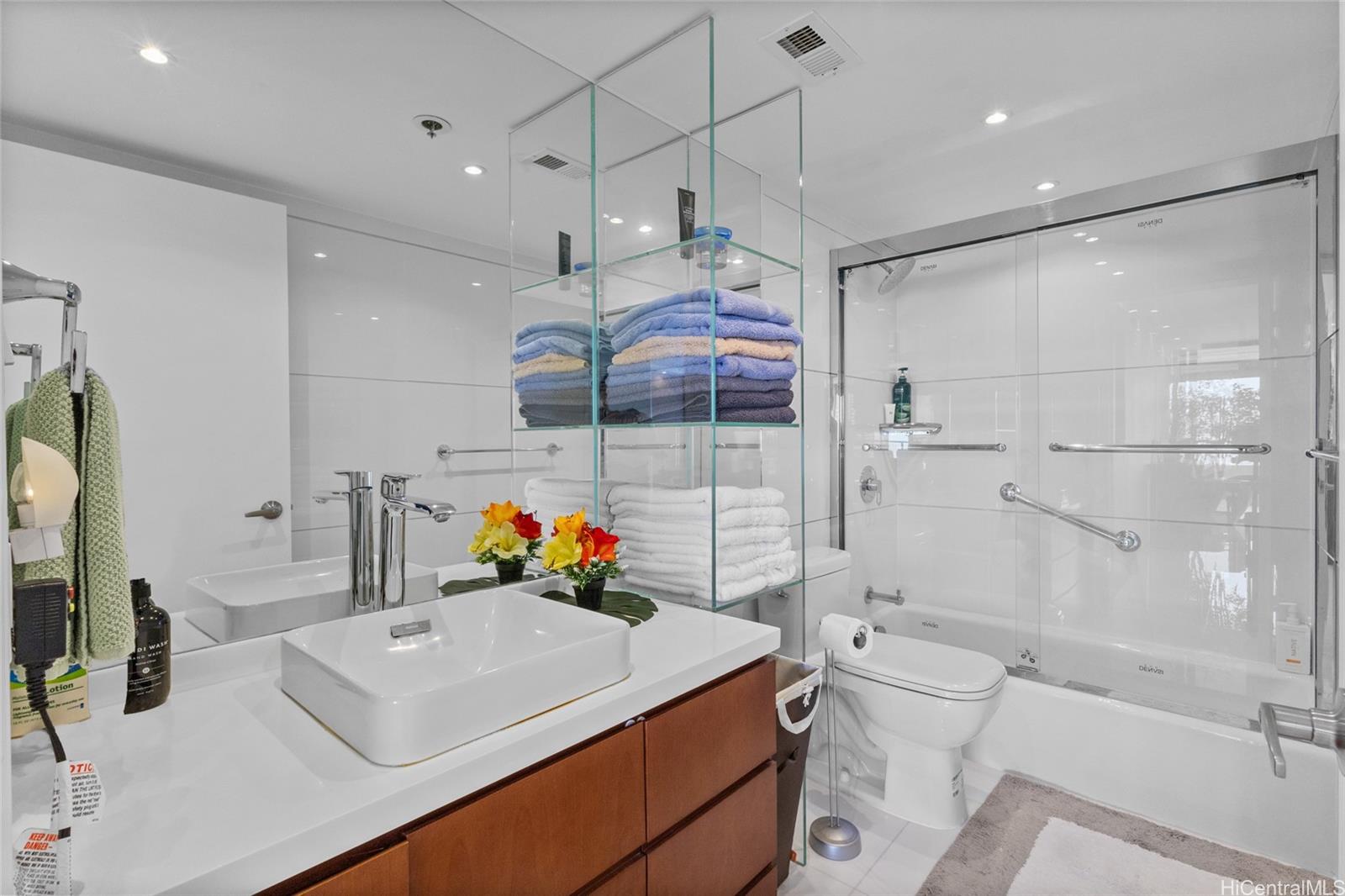 Royal Iolani condo # DH/2807, Honolulu, Hawaii - photo 13 of 25