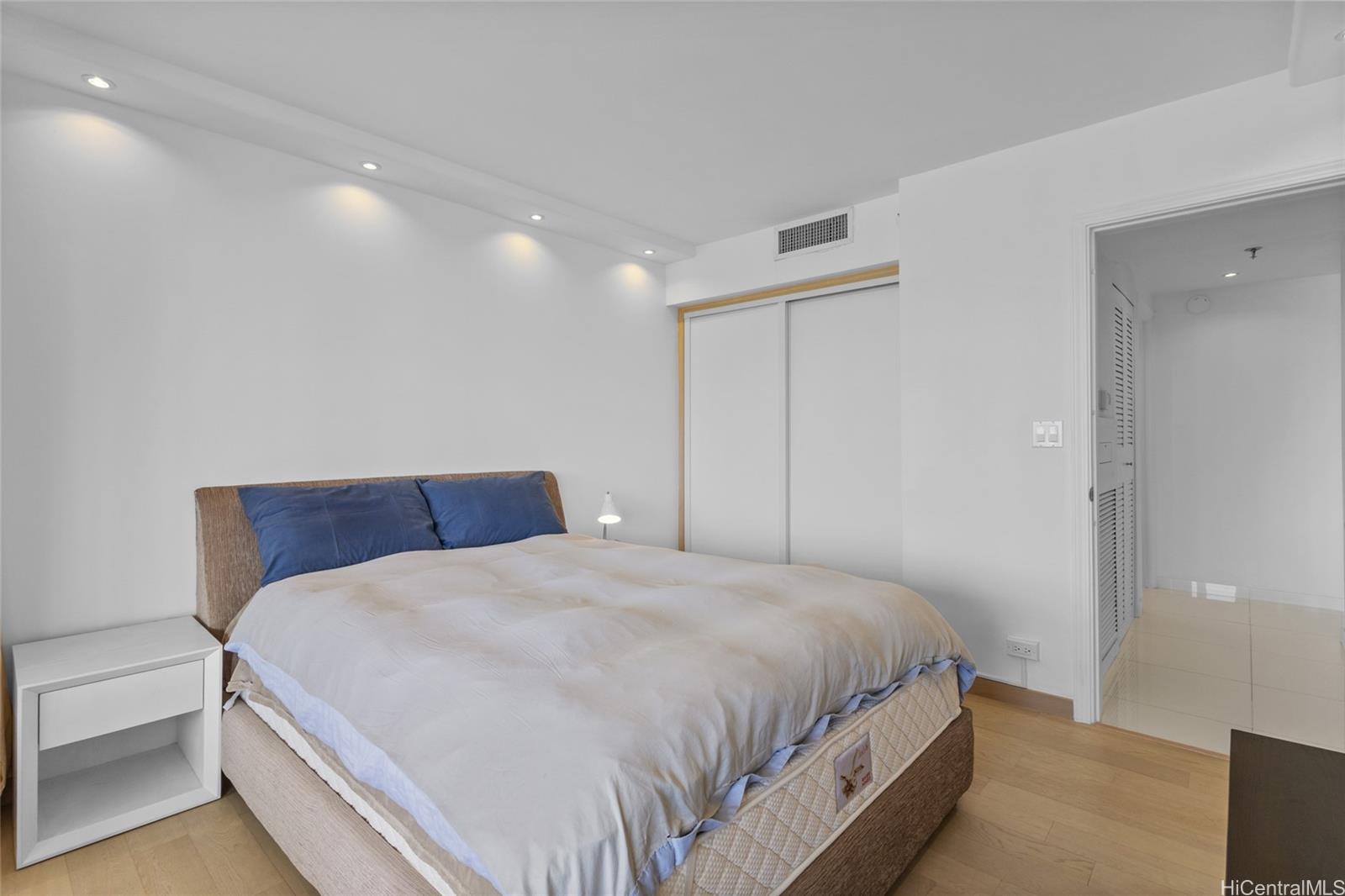 Royal Iolani condo # DH/2807, Honolulu, Hawaii - photo 3 of 25