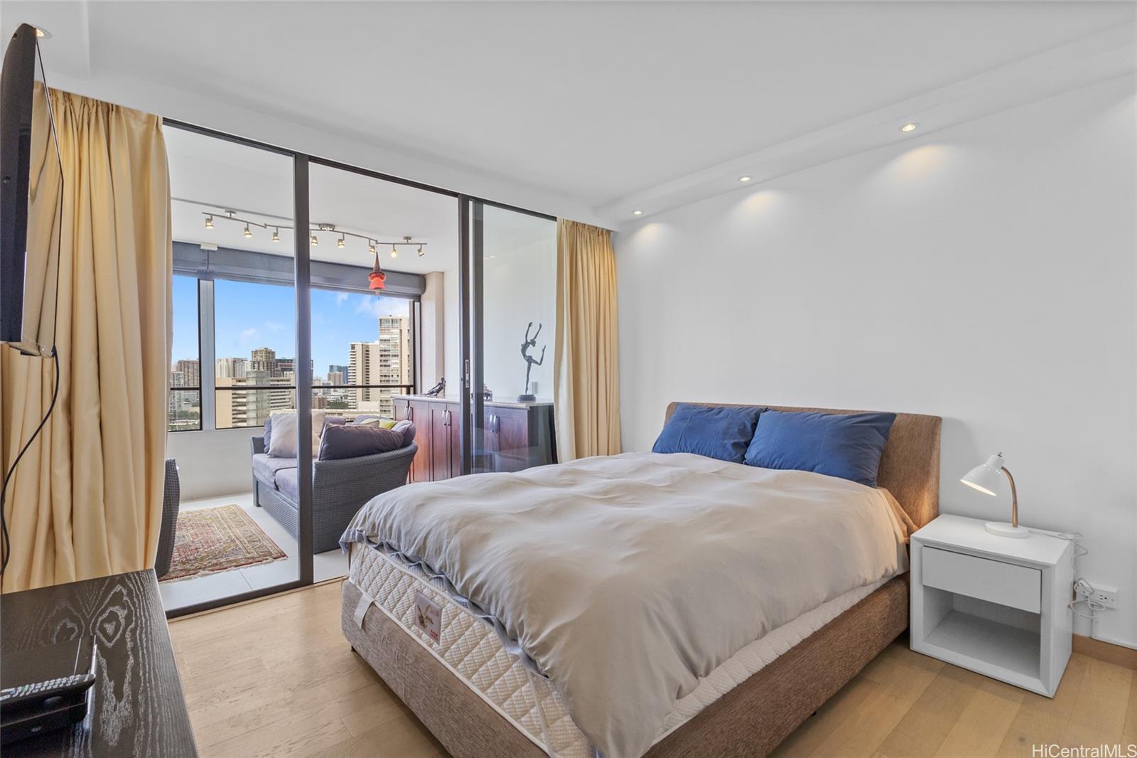 Royal Iolani condo # DH/2807, Honolulu, Hawaii - photo 4 of 25