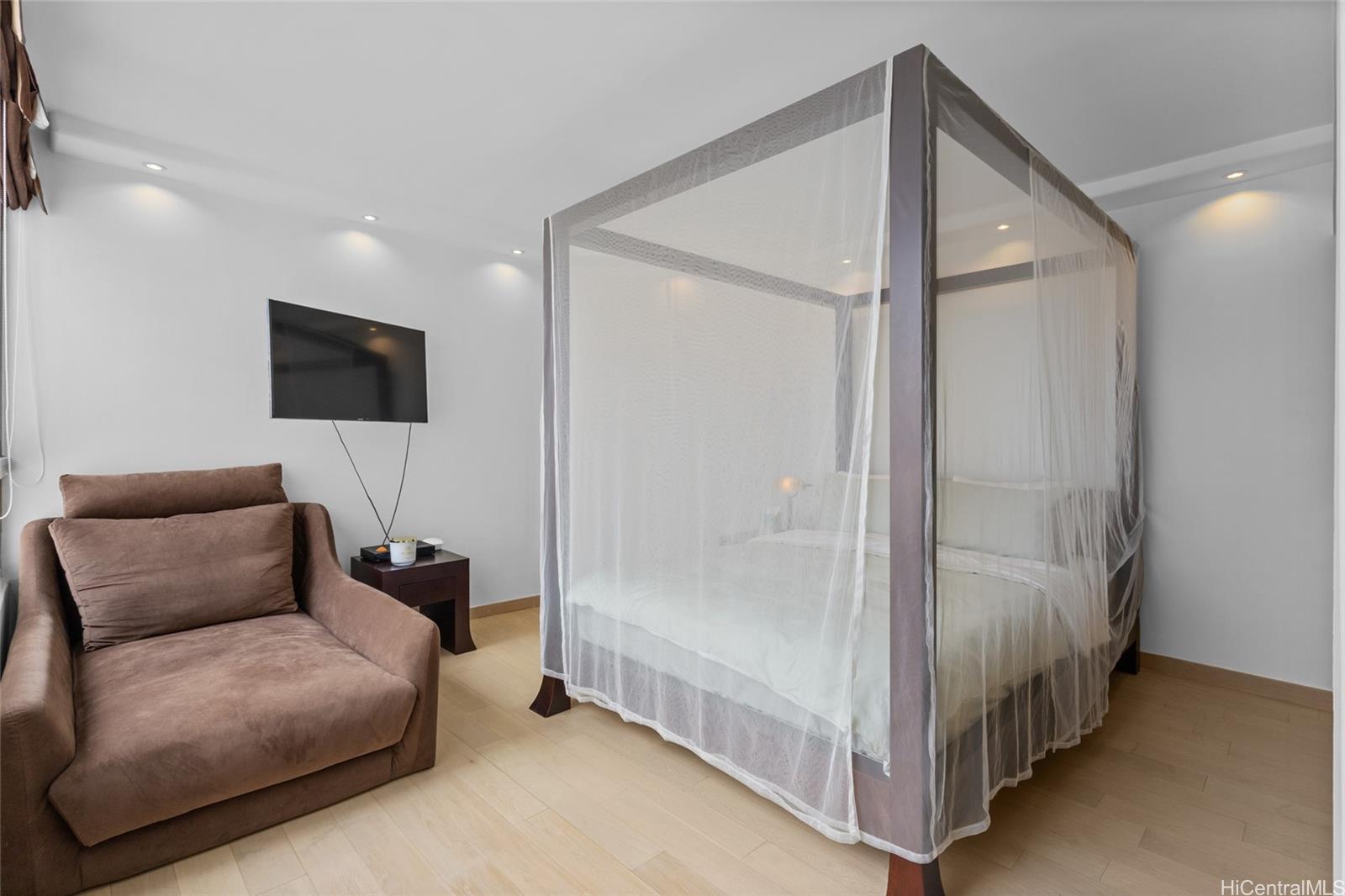 Royal Iolani condo # DH/2807, Honolulu, Hawaii - photo 6 of 25