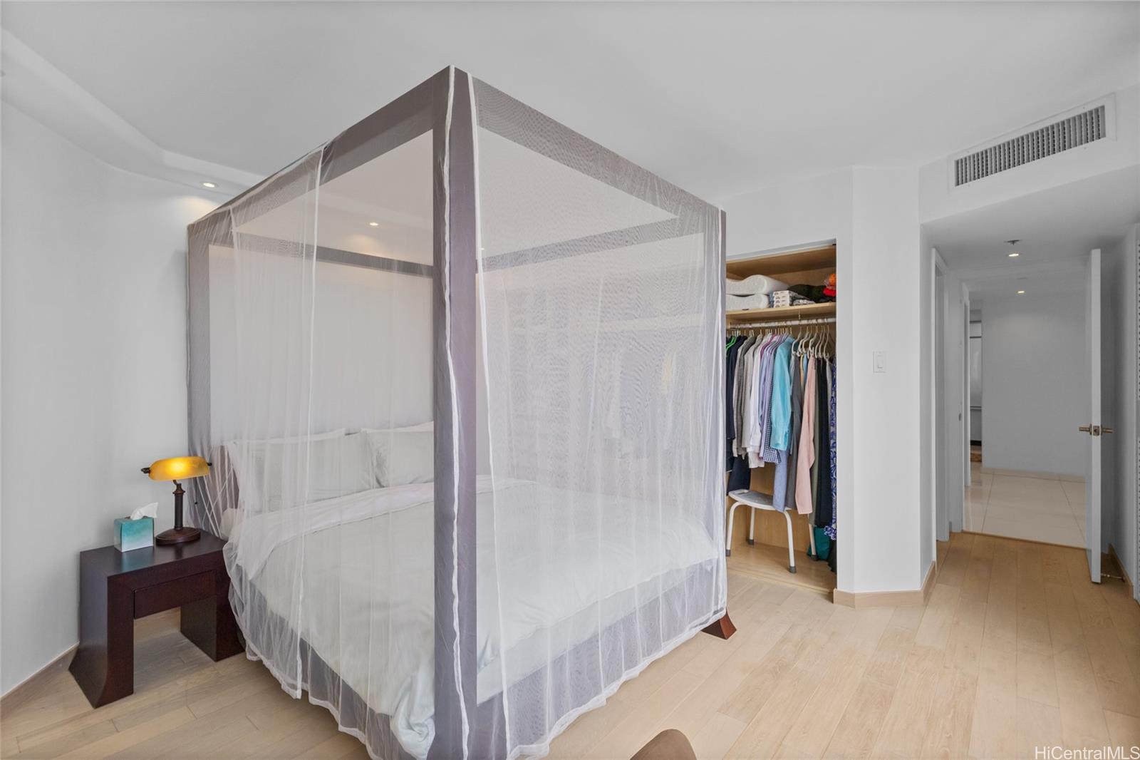 Royal Iolani condo # DH/2807, Honolulu, Hawaii - photo 7 of 25