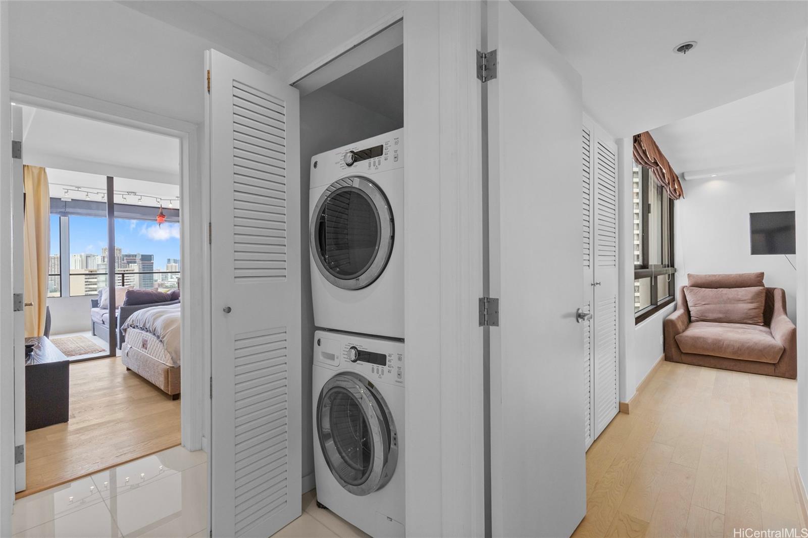 Royal Iolani condo # DH/2807, Honolulu, Hawaii - photo 8 of 25