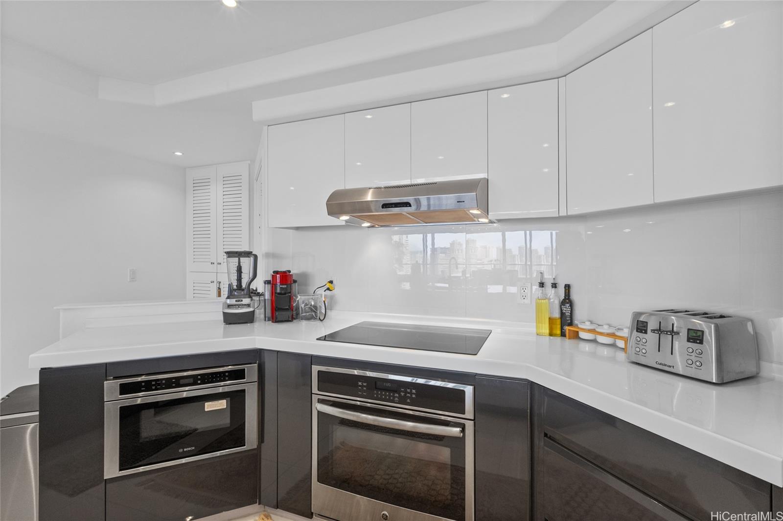 Royal Iolani condo # DH/2807, Honolulu, Hawaii - photo 9 of 25