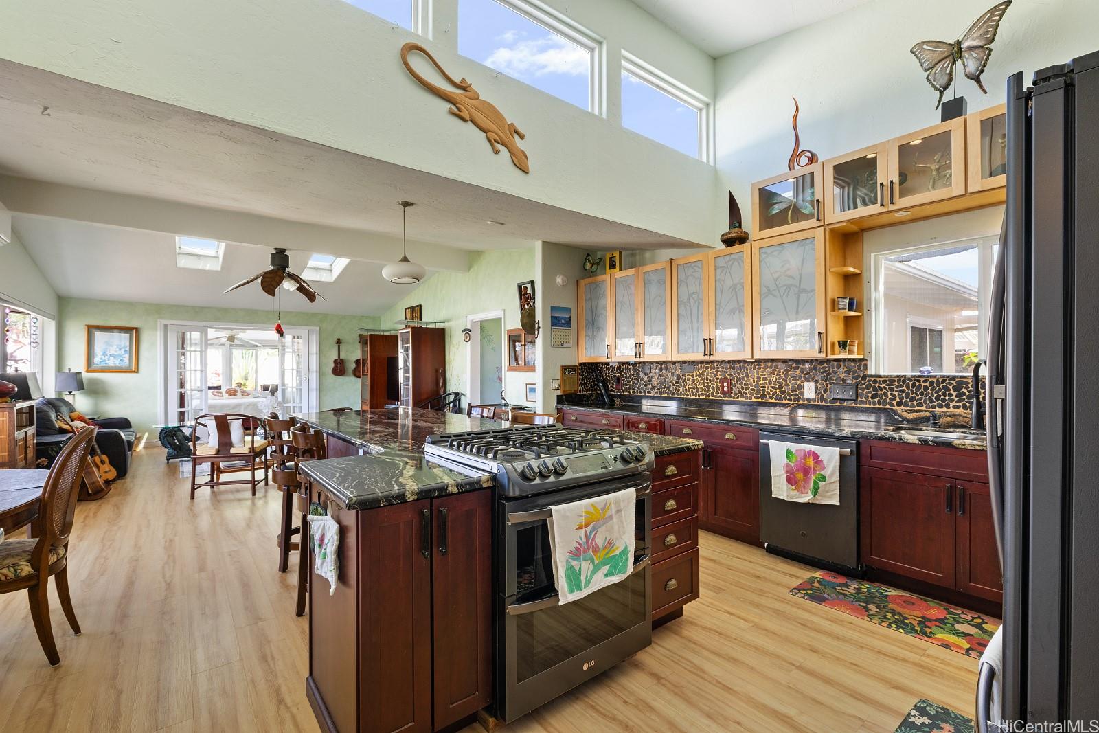 589  Iana Street Enchanted Lake, Kailua home - photo 2 of 25