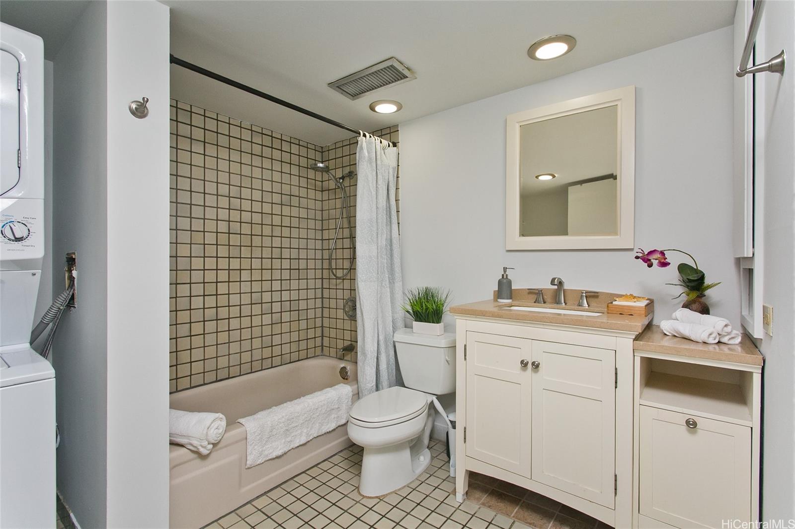 Honolulu Tower condo # 1704, Honolulu, Hawaii - photo 8 of 13