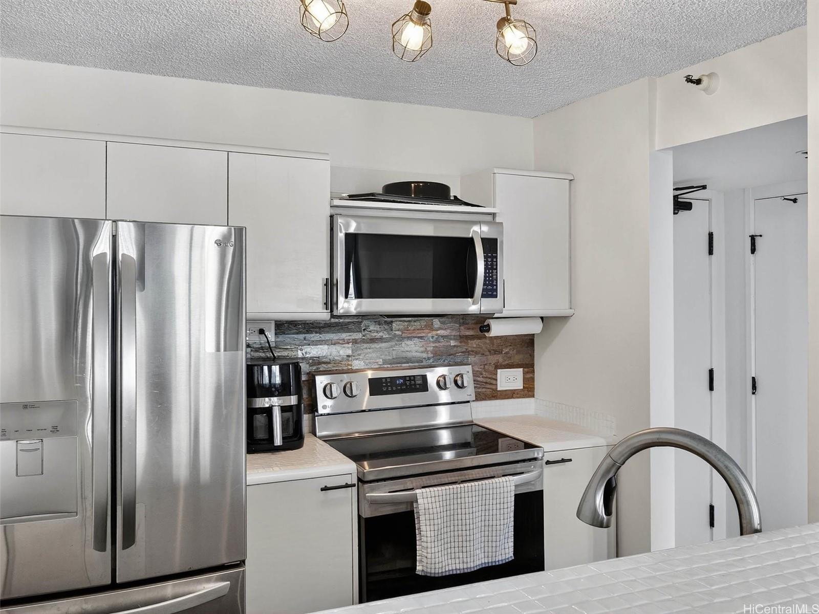 Honolulu Tower condo # 1706, Honolulu, Hawaii - photo 7 of 24